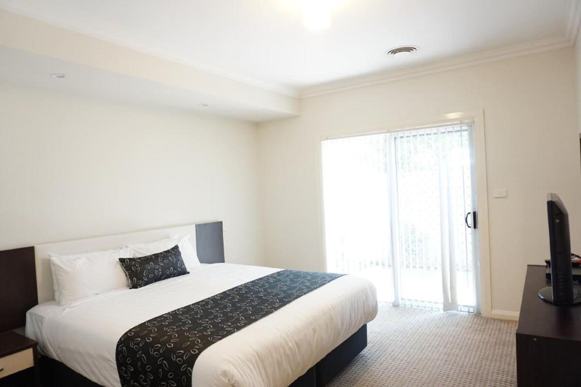 The Charles Hotel Wagga Wagga Exterior photo