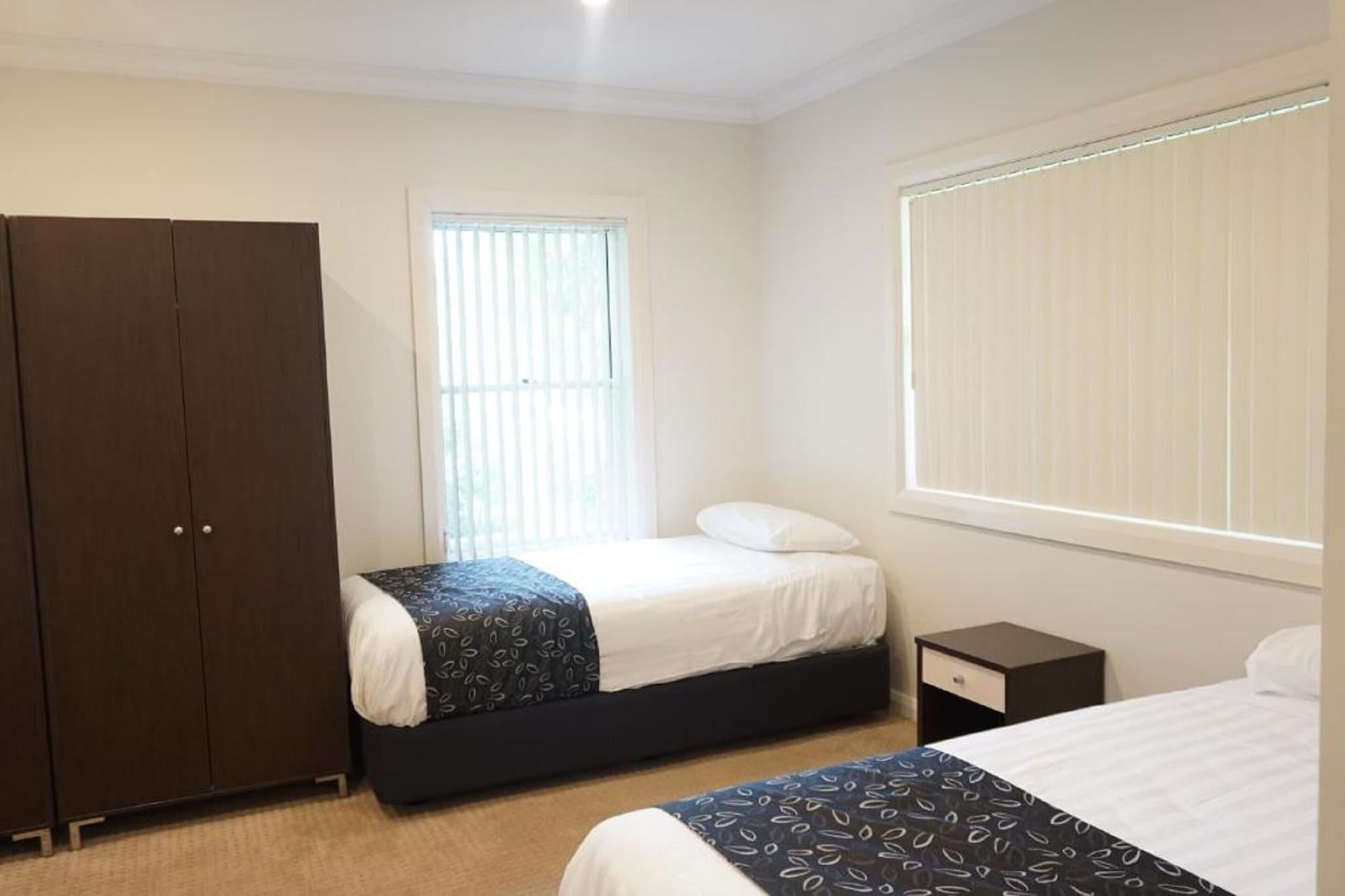 The Charles Hotel Wagga Wagga Exterior photo
