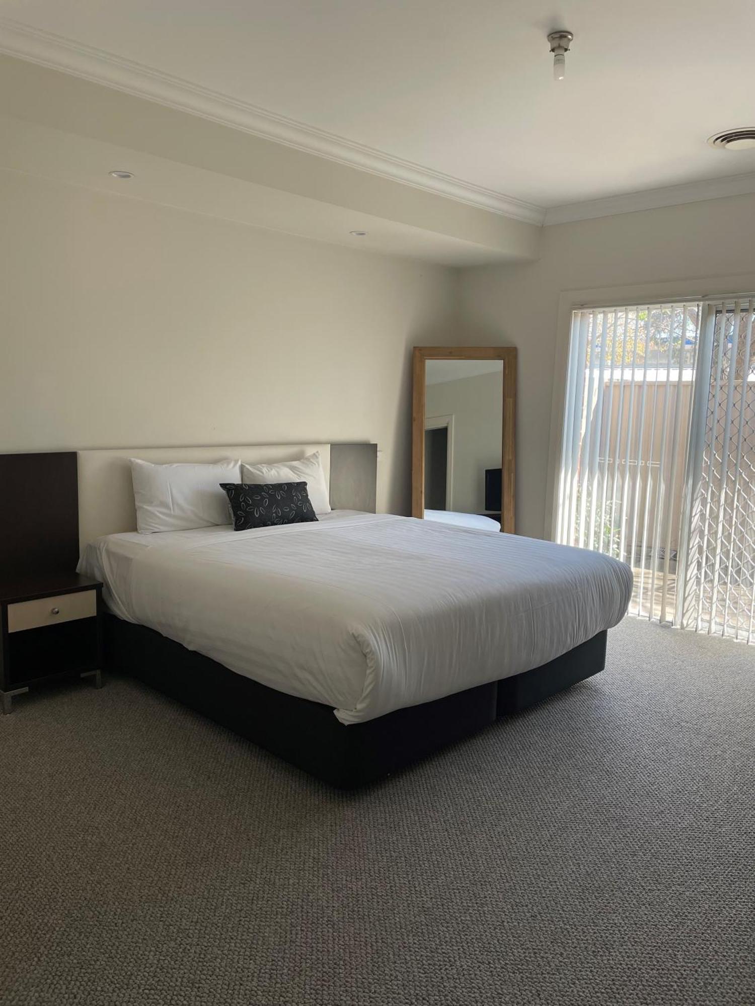 The Charles Hotel Wagga Wagga Exterior photo